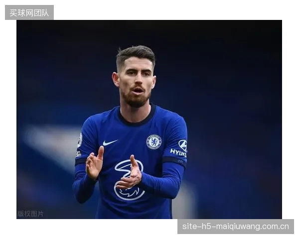 主帅贝兹利的三后卫阵型偏保守,两翼卫前插幅度不足影响进攻。 主帅贝兹利的三后卫阵型偏保守,两翼卫前插幅度不足影响进攻。